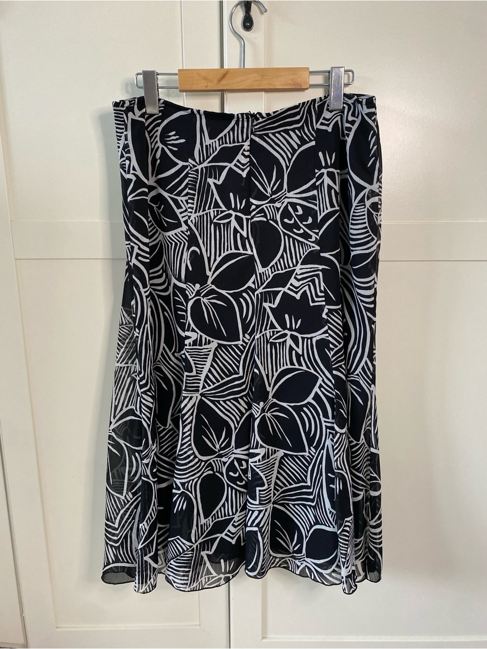Melanie Lyne Black and White Floral Flowy Midi Skirt Classic Contrast Size 8